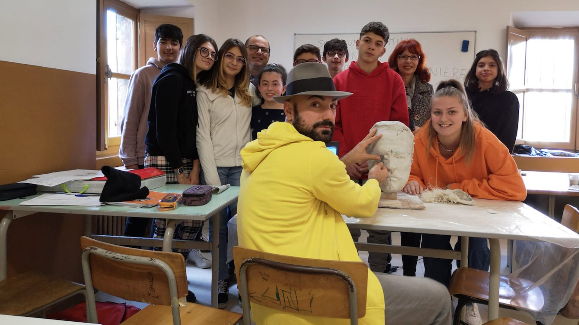 gli studenti del liceo artistico angelo morbelli incontrano lo scultore giovanni saldi monferrato web tv